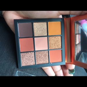 Huda beauty eyeshadow palette